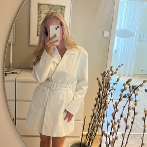 Klänning NA-KD - Kavajklänning nakd 👗 Storlek 36 men är oversize i storleken så passar även  38/40