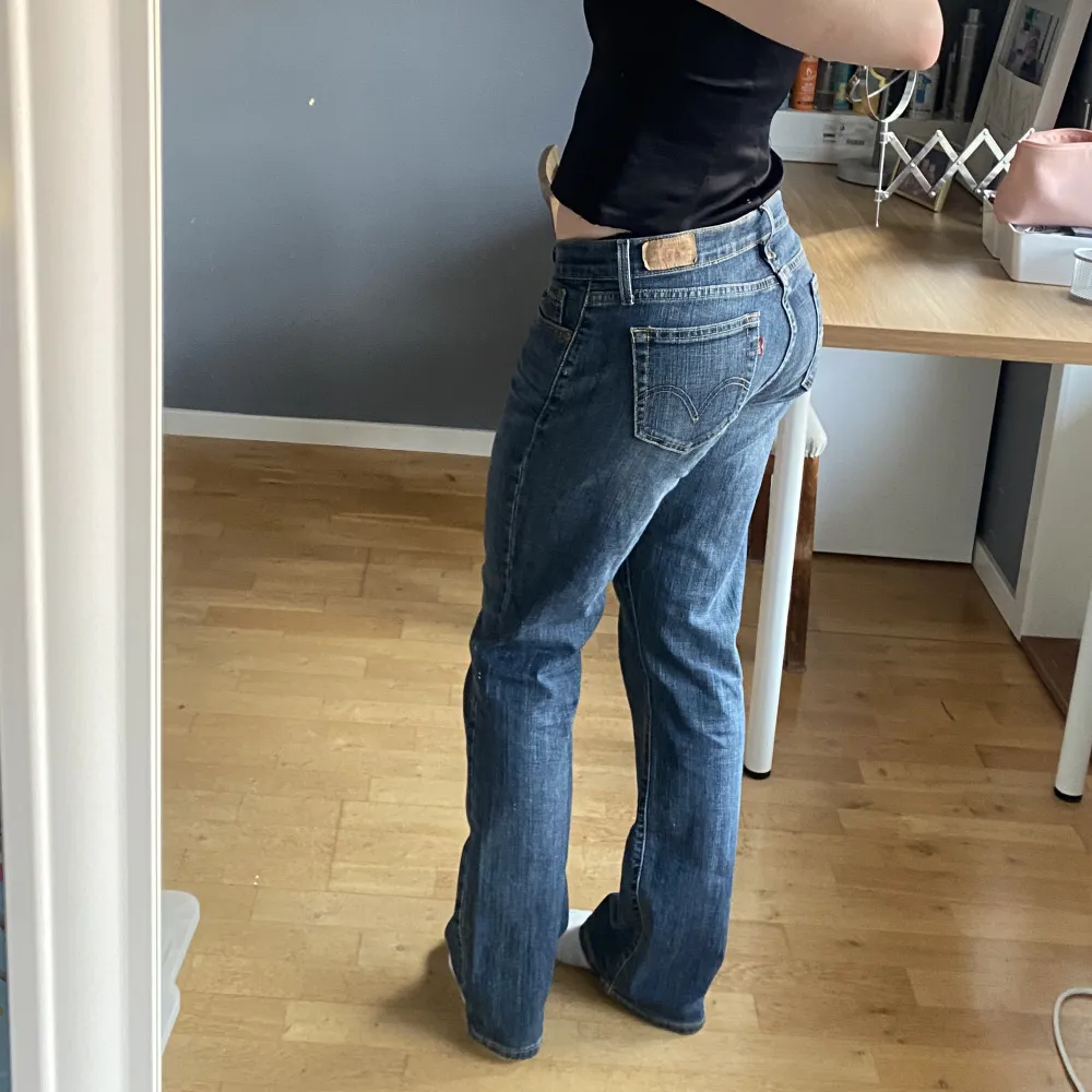 Levis ”curvy boot” jeans, ganska lågmidjade o bra längd på mig 167 lång. Jeans & Byxor.