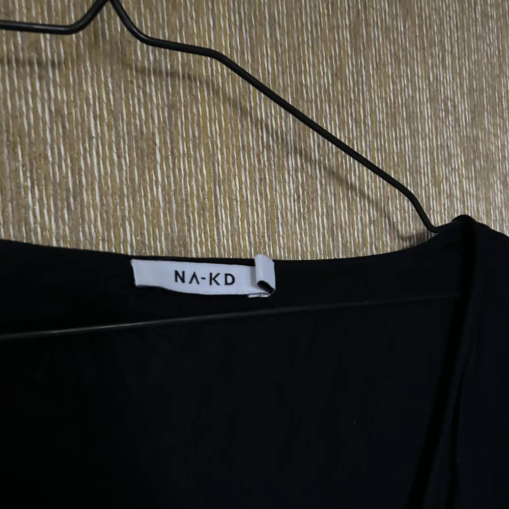Svart jumpsuit från NA-KD. Tunnt och fladdrigt material. . Klänningar.