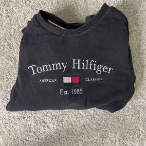 Säljer en Tommy Hilfiger sweatshirt i bra skick (Pris kan diskuteras)