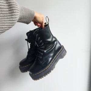 Dr martens - Säljer dessa oanvända dr martens jadon i storlek 37. I nytt skick då jag endast peovat dem 