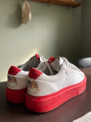 FIORUCCI X ADIDAS SUPERRED - Limited edition släpp på adidas x fiorucci.  Knappt använda då de är för små för mig. Det vill säga, väldigt bra skick.  Storlek 38