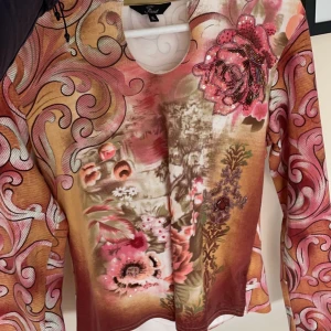 Cool tröja med tryck  - Skriv om ni undrar något! Är XL men sitter mer som S/M 