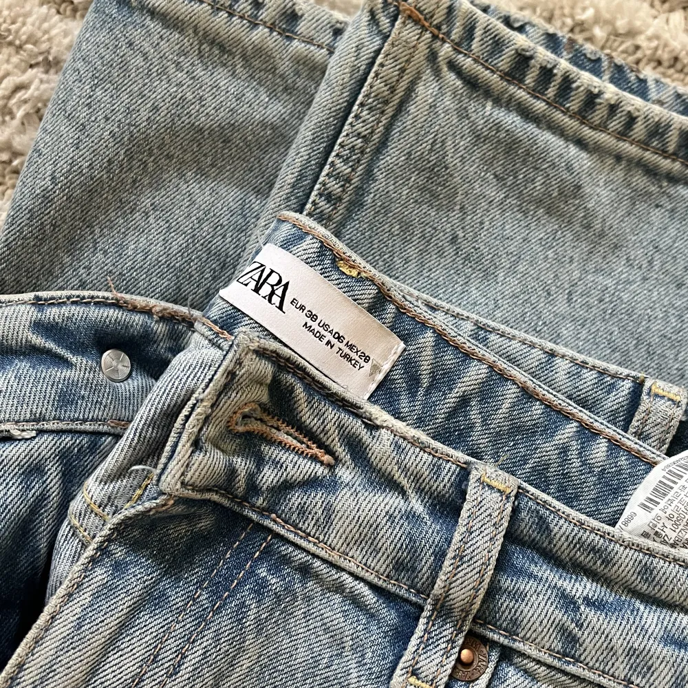 Jättefina momjeans som tyvärr blivit för stora:( Använda få gånger🤍. Jeans & Byxor.