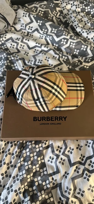 Burberry keps  - Äkta knappt använd byrbbery keps med låda och kvitto.   Storlek S