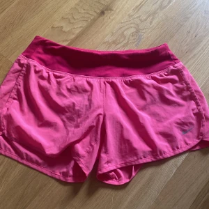 rosa Nike shorts - superfina nikeshorts som inte kommer till användning🩷 de är i storlek S. kommer tyvärr inte ihåg nypris men tror det var runt 250 kr 💞 använd ej köp nu💕