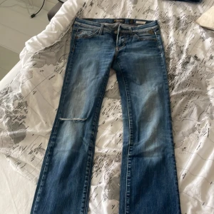 Low waist jeans -  Low waist jeans!! Vet inte vilken storlek, typ 26?? Står ej för frakten !❤️