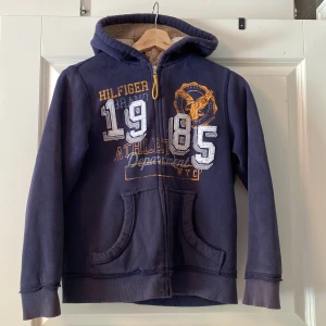 Tommy Hilfiger huvtröja - En äldre lite tjockare zipup i storlek 8-10 år. Något blekt i färgen men inget man tänker på. 
