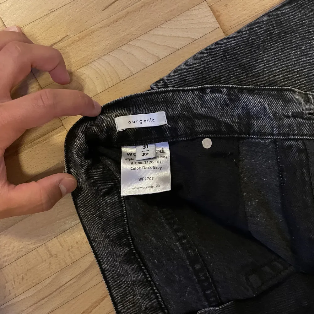 Mörkgråa Woodbird jeans i mycket bra skick. Loose fit jeans  Köpta på Boozt.com för 899kr. Jeans & Byxor.