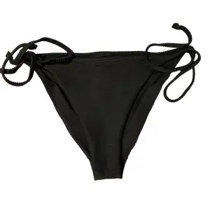 Nästan stringliknande bikiniunderdel med knytband på vardera sidor. Etikett saknas och okänt märke men ska vara tight till kroppsform och förmodligen storlek XS/S. I bra skick!!