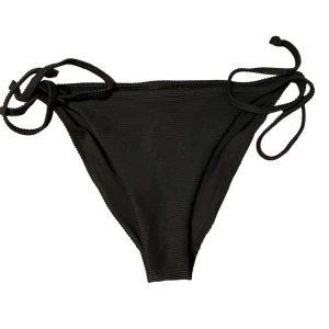 Svart bikiniunderdel  - Nästan stringliknande bikiniunderdel med knytband på vardera sidor. Etikett saknas och okänt märke men ska vara tight till kroppsform och förmodligen storlek XS/S. I bra skick!!