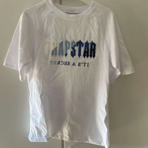 Vit trapstar t-shirt - Jag säljer nu mina vita trapstar t-shirt, den var en storlek stor för mig, det är storlek M men den hade kunnat passa L oxå, den är i topskick då jag bara testat den så den är helt oanvänd👍🏻