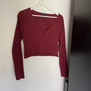 Röd tröja - Fin tröja. Passar bra för personer med lite mindre byst 