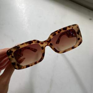 Jättesöta rektangulära brillor med leopardmönster! Säljer så jag har för många solbrillor hehe😋
