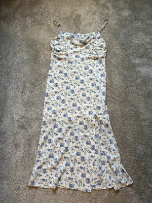 Klänning helt ny - Prislappen tog jag bort med helt ny 