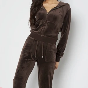 juicy couture brunt set - Säljer mitt bruna juicy ställ i brunt, kofta och byxor. Endast testade, har tyvärr inte fått användning för de så i jättebra skick! Skriv för egna bilder, nypris 2400