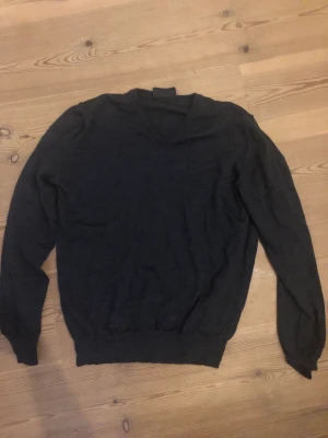 Grå tröja - Grå tröja köpt på secondhand som inte kommer till andvändning