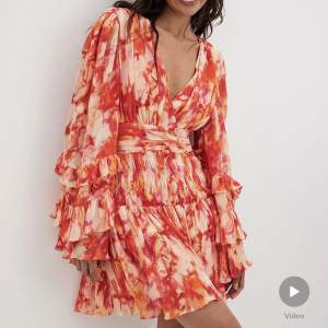Säljer denna somriga klänningen som är perfekt för sommarens fester🔥 Den är i storlek 36 och har endast använt den en gång, frakt ingår ej🫶🏻 