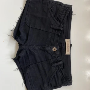 Shorts  - Ett par shorts med snygga fickor i storlek 38 men men skärp eller ett annat sätt att få de mindre runt midja passar de nog bra på något med mindre storlek. Korta och lågmidjade.