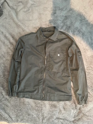 overshirt  - Säljer en super fet overshirt från lagency som är i super bra skick. Storleken S. Hör av dig vid funderingar.
