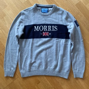 Grå stickad tröja från Morris - En stickad tröja från Morris i storleken L. Något liten i passformen och sitter som M