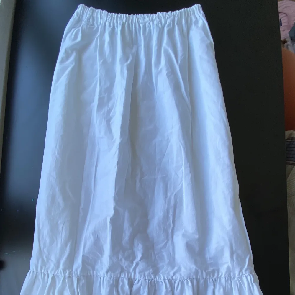 En lång vit kjol med fint mönster längst ner. Säljer då den tyvärr är för kort för mig (är 170). Kjolar.