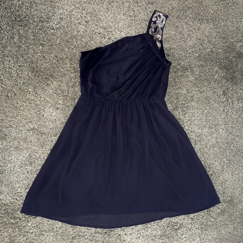 Säljer denna snygga svarta klänning med guldiga paljetter då den inte kommer till användning längre. Den är i fint skick! Hör av dig om eventuella frågor🩷(köparen står för eventuell frakt). Klänningar.