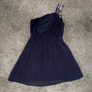 Säljer denna snygga svarta klänning med guldiga paljetter då den inte kommer till användning längre. Den är i fint skick! Hör av dig om eventuella frågor🩷(köparen står för eventuell frakt)