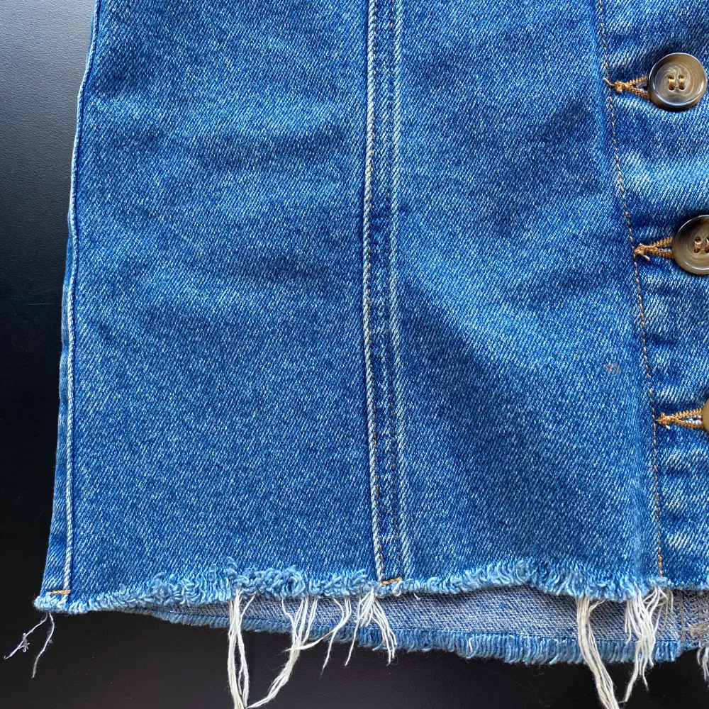 Säljer denna jeans kjol från ”new look 915”. Säljer då den är för liten . Kjolar.