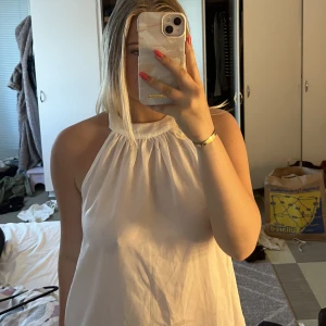 Super söt topp - Super gullig topp som är köpt förra sommaren. Aldrig anvönt så i hyfsat nytt skick. ( glömt och knäppa nedersta knapp , ej sönder ) 