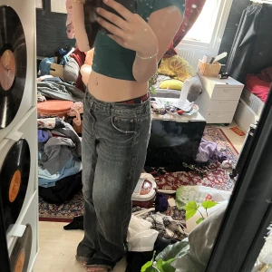 Baggy pants - Baggy byxor från zara i storlek 40, köpte för ett tag sen men använder aldrig för de är inte min stil längre (ignorera mina tår tack), frakt ingår inte i priset