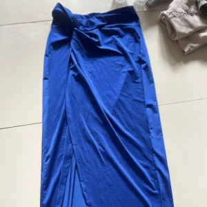 Kjol - Längre kjol med slits på ena sidan och knyte högt upp vilket framhäver formerna väldigt bra! Använd 1 gång!