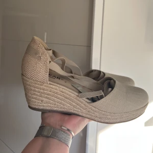 Klackar - Kilklackar med snörning! Aldrig använda.🤍 obs bild 3 är ej dessa utan liknande för att bättre se helhet av skorna!