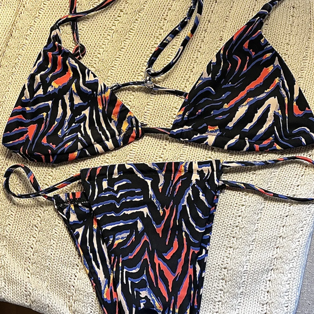 En så unik bikini från Shein i strl S! Helt oanvänd 🤍 perfekt att sola i då de har smala band! Använd gärna köp nu❤️. Toppar.