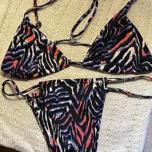En så unik bikini från Shein i strl S! Helt oanvänd 🤍 perfekt att sola i då de har smala band! Använd gärna köp nu❤️