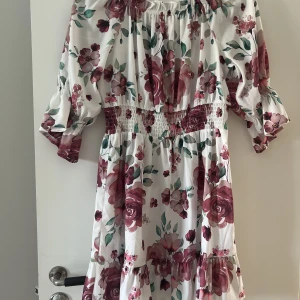 Klänning - Så fin klänning från Nelly. Använd 1 gång. Strl 38 men passar också en 36.