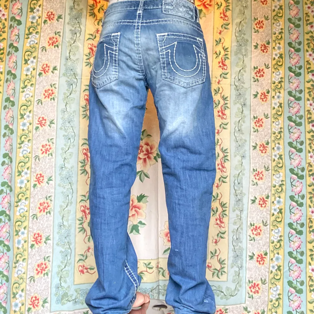 true religion jeans helt oanvända  jag är 80cm runt midjan och 165 lång . Jeans & Byxor.