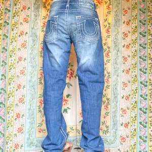 true religion jeans helt oanvända  jag är 80cm runt midjan och 165 lång 