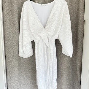 Klänning - En fin sommar klänning med volang i mitten 🥰