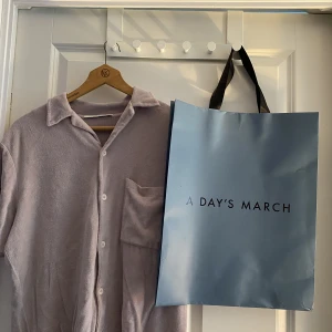 Froté Tröja - Tja! Säljer min Froté tröja från A DAY’S MARCH. Tröjan är stor i storleken och passar bäst M. Dm för funderingar eller fler bilder!