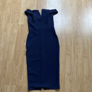 Marinblå klänning använd endast en gång 