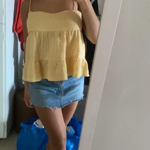 Trendig  zara topp  - Säljer denna slutsålda zara topp i världens finaste färg. Den e väldigt trendig just nu och nyskick. Perfekta sommartorpen 😍😍 säljs nt längre 