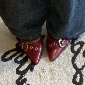 Klackar - Snygga röda klackar från 5th avenue i storlek 38 (skulle säga passar större), äkta läder ❤️