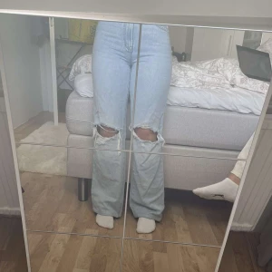 Blåa jeans med hål - Ljusblåa jeans med hål på båda knäna med wide leg modell.💞