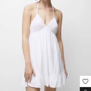 Säljer denna vita klänning från pull and bear i storlek XL. Har bara används en gång pågrund av att den är för stor. Vid snabb affär kan pris diskuteras, spårbar frakt tillkommer 66kr. 🤍