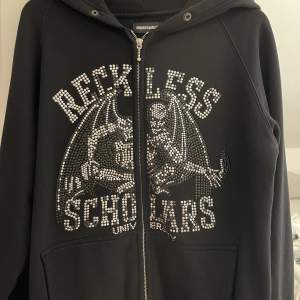 Säljer min snygga Reckless Sholars hoodie då den är för stor och inte kommer till användning! Paljetter har tyvärr ramlat av pga min kompis tvättade den efter ha lånat den… Därav priset! Köpte för 1400, nypris mellan 1500-2000🙌🏽🙌🏽