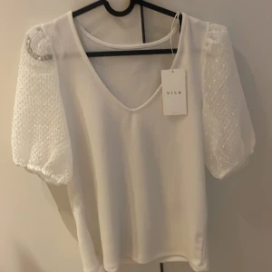 Vit blus - Säljer denna vita blus ifrån vila i storlek xs/s,nästan helt oanvänd då även lappen sitter kvar