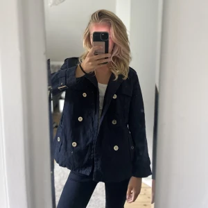 söt kappa från mango  - superfin kort marinblå kappa / trenchkoat med guldiga knappar frpn mango🫶😍