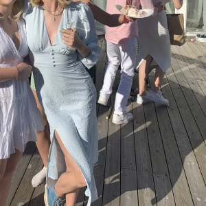 Blå långklänning  - Säljer min älskade klänning som tyvärr inte passar längre🥺köpte på Gina förra sommaren! Skriv till mig om du har någon fråga🥰