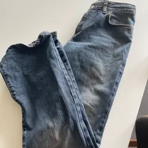 Bootcut Crocker jeans som passar s/m. Fina och långa på mig som är 162